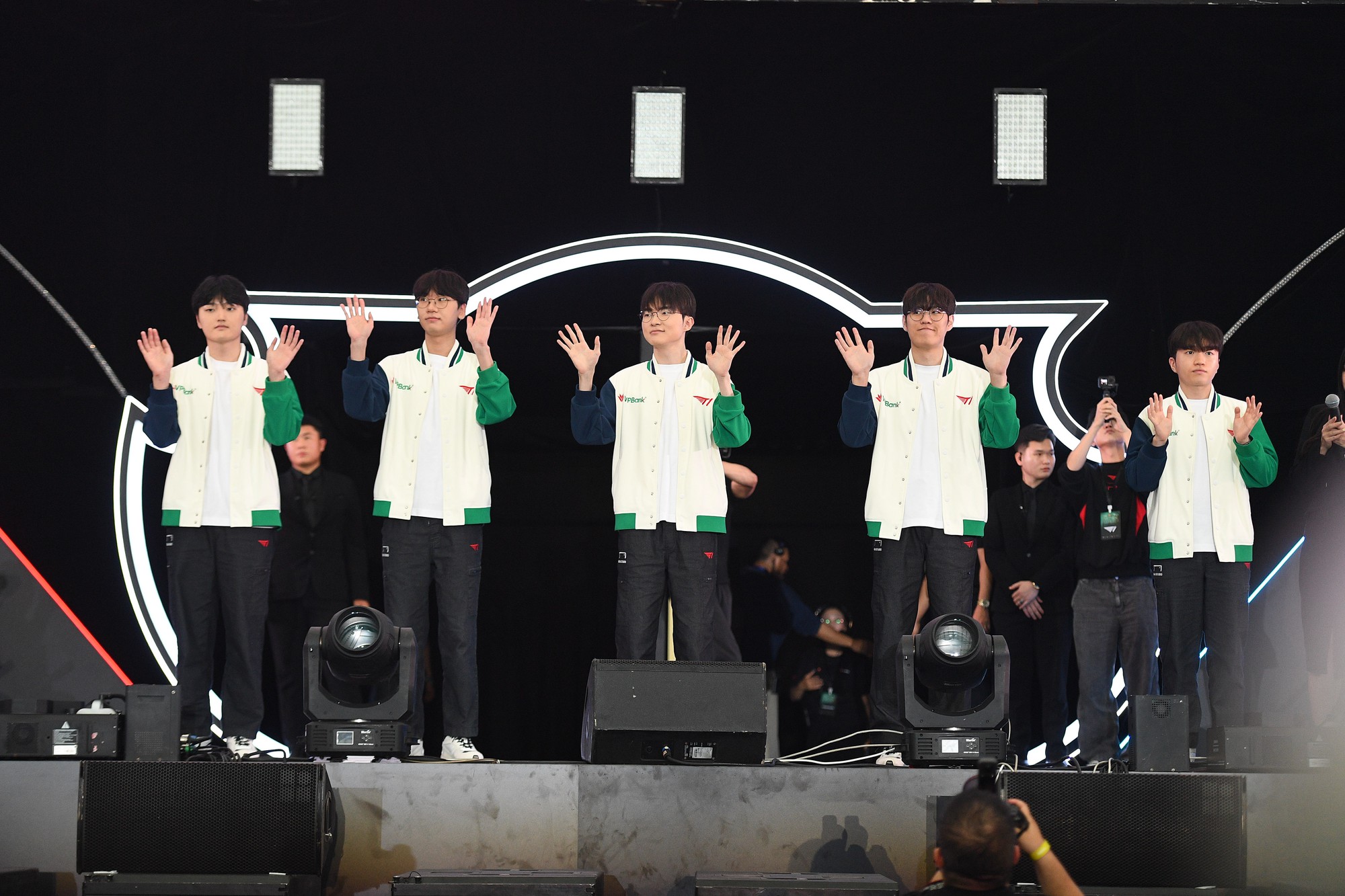 Những khoảnh khắc ấn tượng nhất sự kiện T1 đến Việt Nam: Thầy Gi&aacute;o Ba solokill Faker, fan Việt tổ chức sinh nhật cho Oner- Ảnh 2.