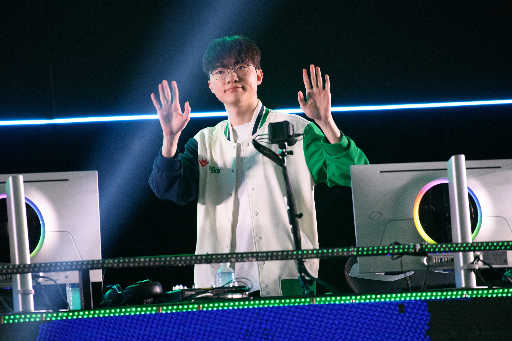 Những khoảnh khắc ấn tượng nhất sự kiện T1 đến Việt Nam: Thầy Gi&aacute;o Ba solokill Faker, fan Việt tổ chức sinh nhật cho Oner- Ảnh 4.