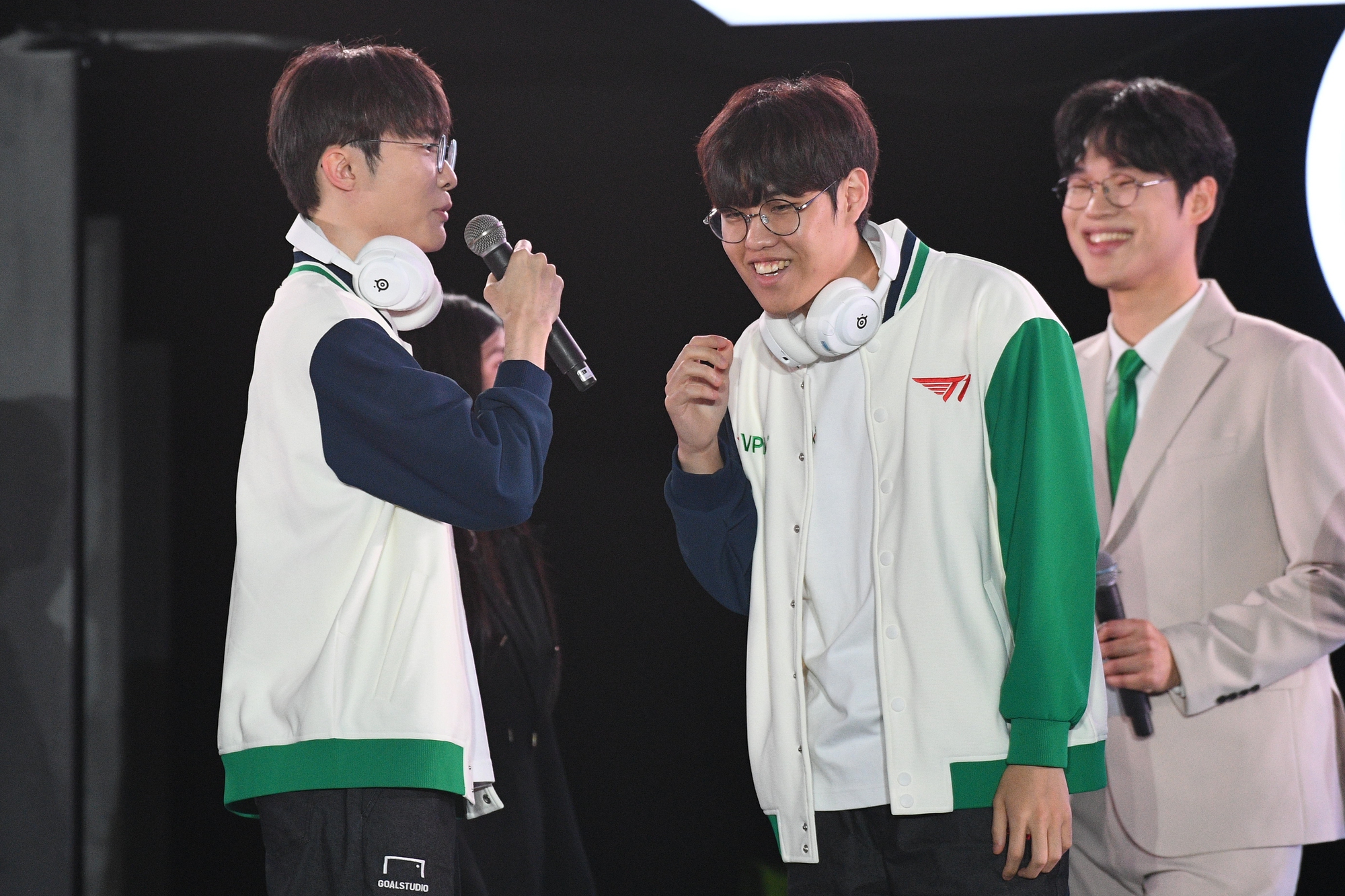 Những khoảnh khắc ấn tượng nhất sự kiện T1 đến Việt Nam: Thầy Gi&aacute;o Ba solokill Faker, fan Việt tổ chức sinh nhật cho Oner- Ảnh 11.