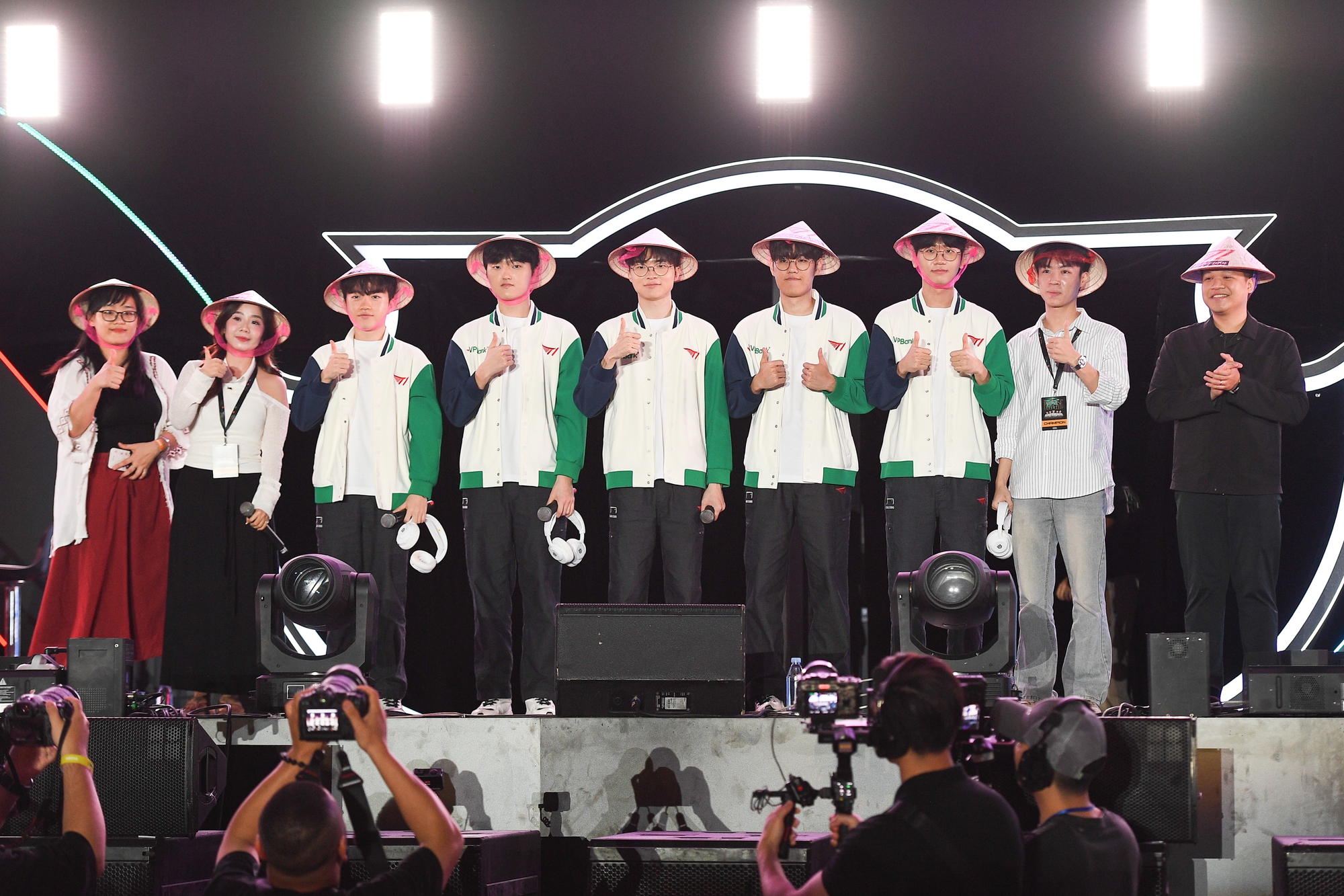 Những khoảnh khắc ấn tượng nhất sự kiện T1 đến Việt Nam: Thầy Gi&aacute;o Ba solokill Faker, fan Việt tổ chức sinh nhật cho Oner- Ảnh 12.