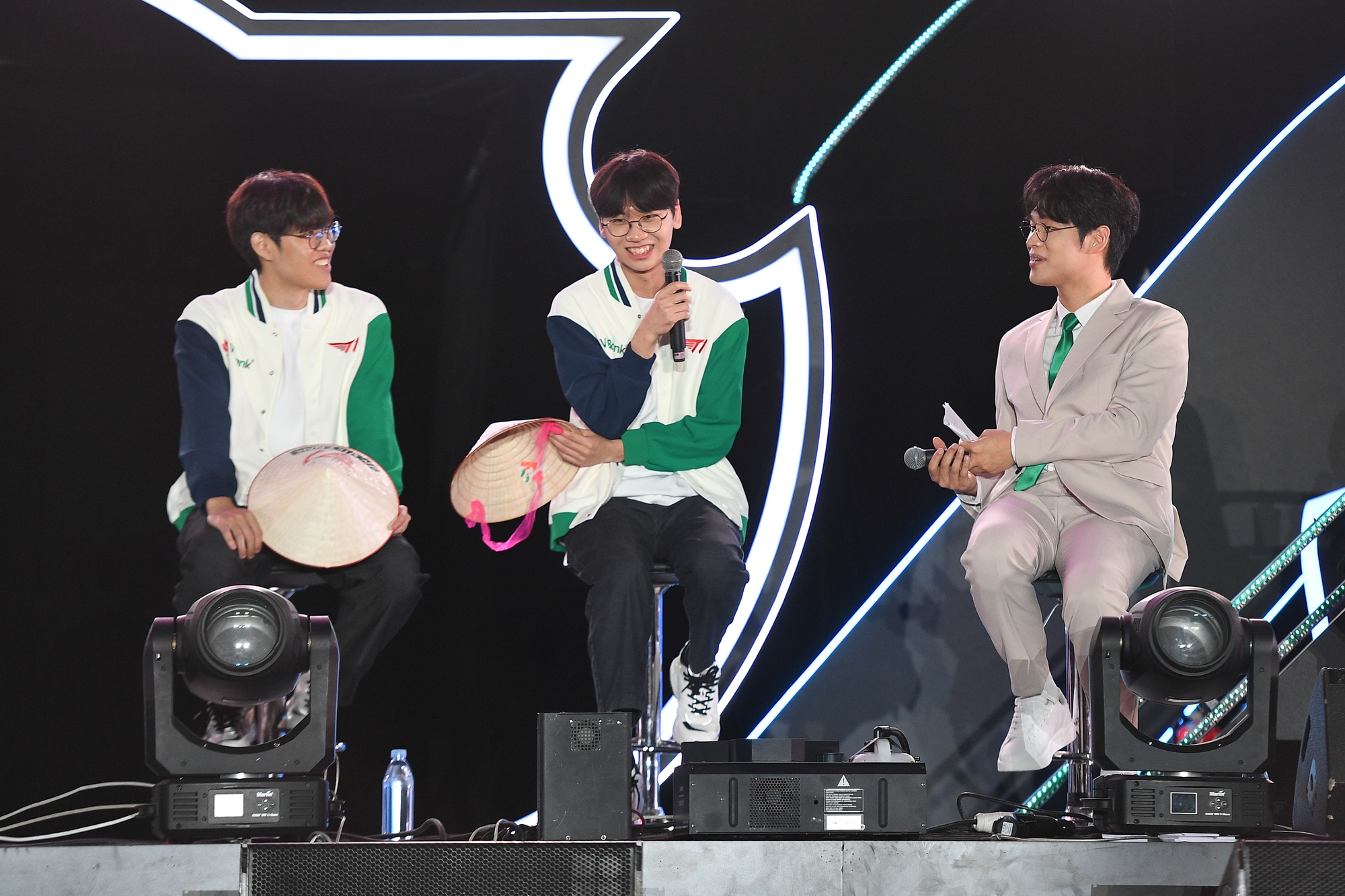 Những khoảnh khắc ấn tượng nhất sự kiện T1 đến Việt Nam: Thầy Gi&aacute;o Ba solokill Faker, fan Việt tổ chức sinh nhật cho Oner- Ảnh 16.