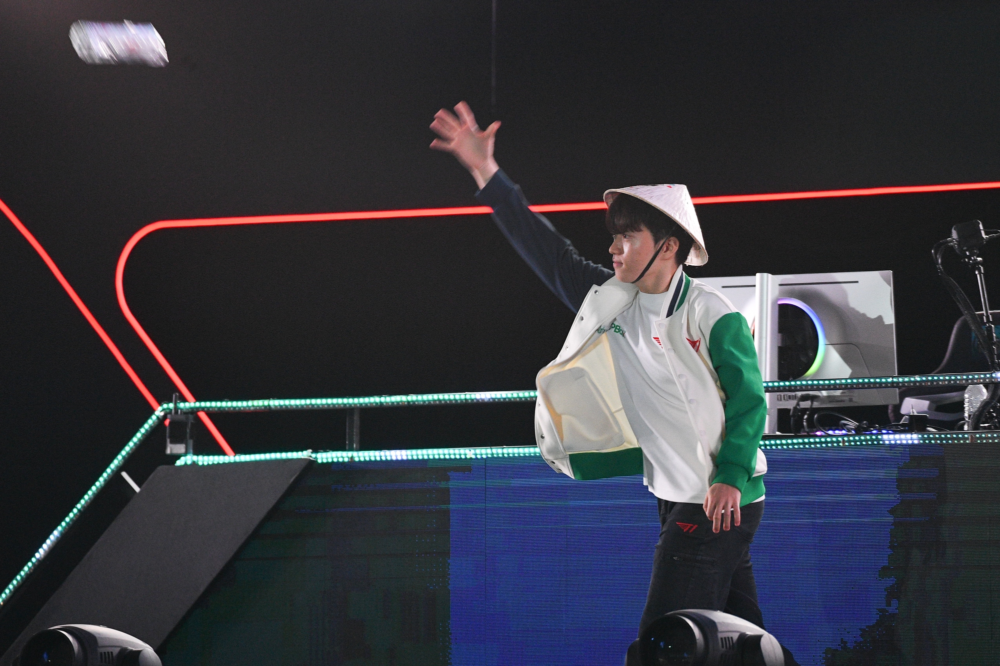 Những khoảnh khắc ấn tượng nhất sự kiện T1 đến Việt Nam: Thầy Gi&aacute;o Ba solokill Faker, fan Việt tổ chức sinh nhật cho Oner- Ảnh 14.