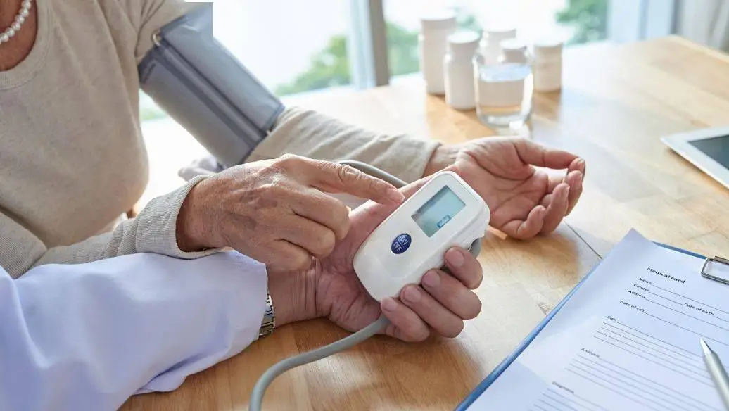 "Nh&agrave; v&ocirc; địch" nu&ocirc;i dưỡng tr&aacute;i tim đ&atilde; lộ diện: Kh&ocirc;ng phải t&aacute;o đỏ m&agrave; l&agrave; loại c&aacute; v&agrave; loại hạt n&agrave;y, người sang tuổi trung ni&ecirc;n h&atilde;y ăn nhiều l&ecirc;n- Ảnh 2.