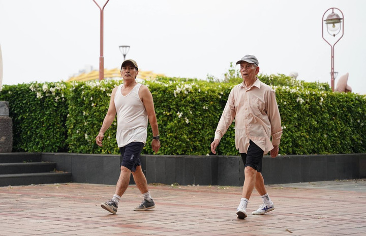 Đi bộ thấy 3 dấu hiệu n&agrave;y ở ch&acirc;n c&oacute; thể l&agrave; cảnh b&aacute;o mạch m&aacute;u bị tắc nghẽn- Ảnh 1.