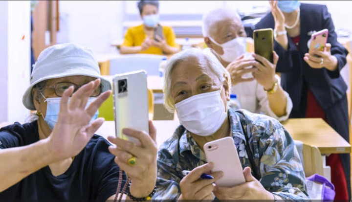 Người cao tuổi 'nghiện' smartphone v&agrave; những ảnh hưởng &acirc;m thầm- Ảnh 1.