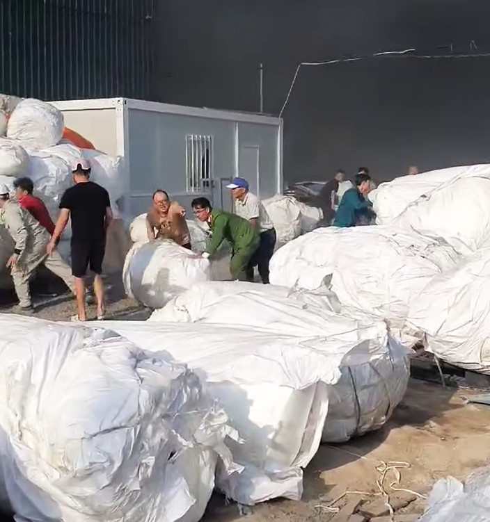 Kho chứa b&ocirc;ng sợi tại Quảng Ninh bốc ch&aacute;y dữ dội- Ảnh 2.