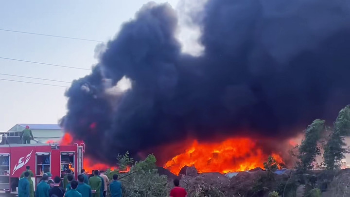 Kho chứa b&ocirc;ng sợi tại Quảng Ninh bốc ch&aacute;y dữ dội- Ảnh 1.