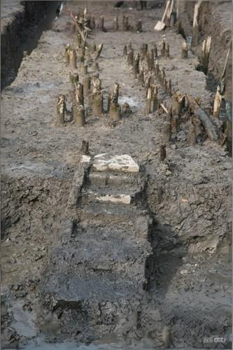 Đ&agrave;o m&oacute;ng c&ocirc;ng tr&igrave;nh, đội c&ocirc;ng nh&acirc;n ph&aacute;t hiện trận cọc gỗ "h&igrave;nh chữ T" b&iacute; ẩn, chuy&ecirc;n gia lập tức phong toả hiện trường- Ảnh 1.