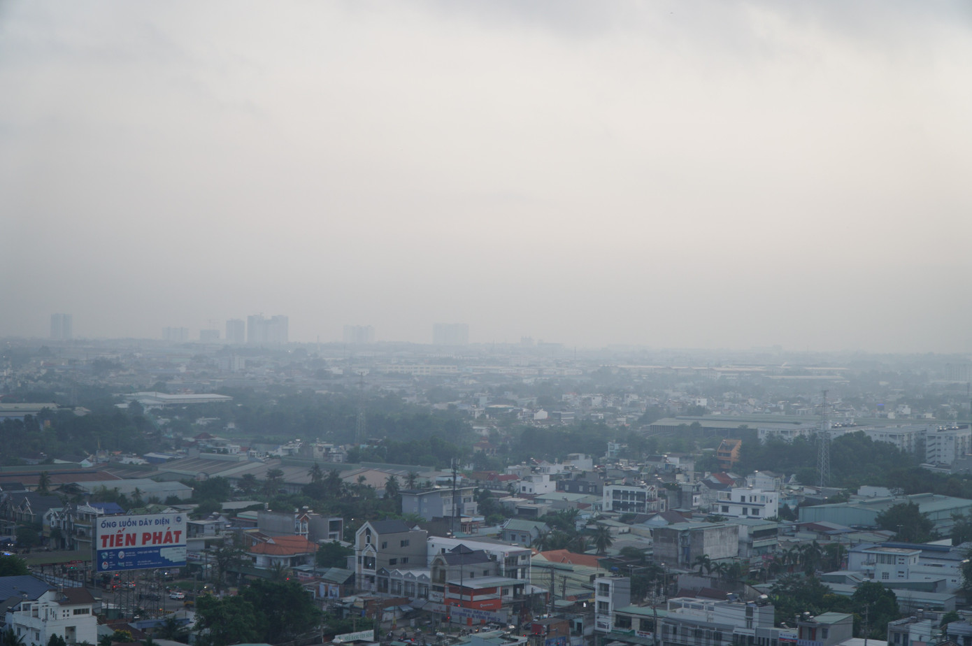 Sương m&ugrave; phủ TPHCM, nhiều t&ograve;a nh&agrave; cao tầng mờ ảo trong m&agrave;n sương- Ảnh 10.