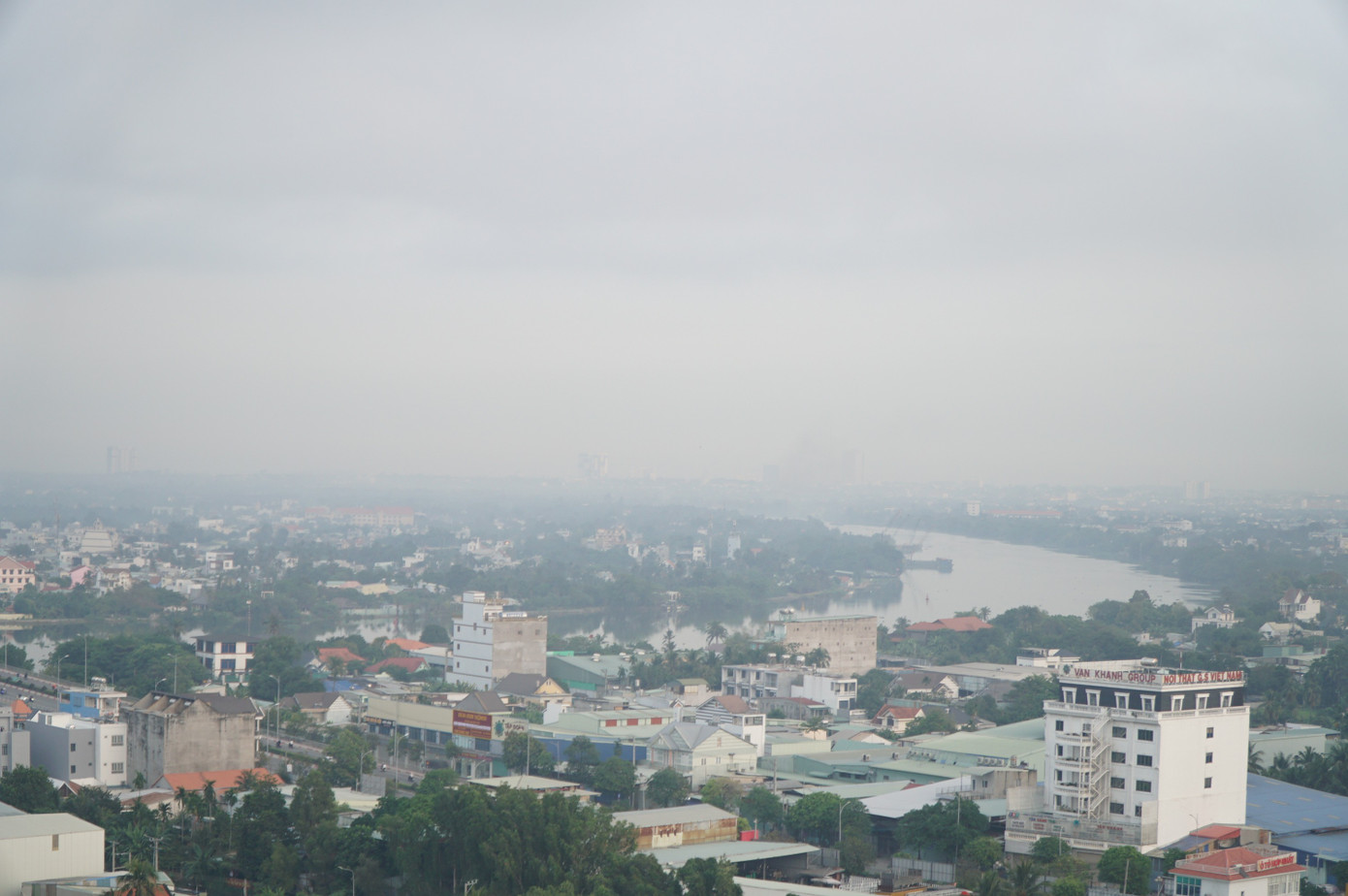 Sương m&ugrave; phủ TPHCM, nhiều t&ograve;a nh&agrave; cao tầng mờ ảo trong m&agrave;n sương- Ảnh 5.