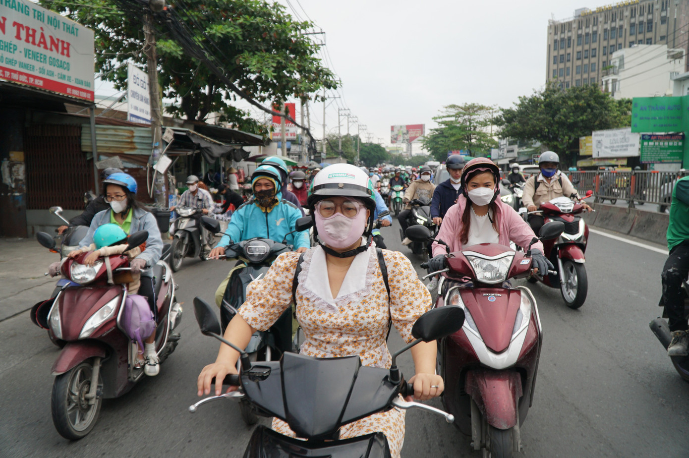 Sương m&ugrave; phủ TPHCM, nhiều t&ograve;a nh&agrave; cao tầng mờ ảo trong m&agrave;n sương- Ảnh 9.