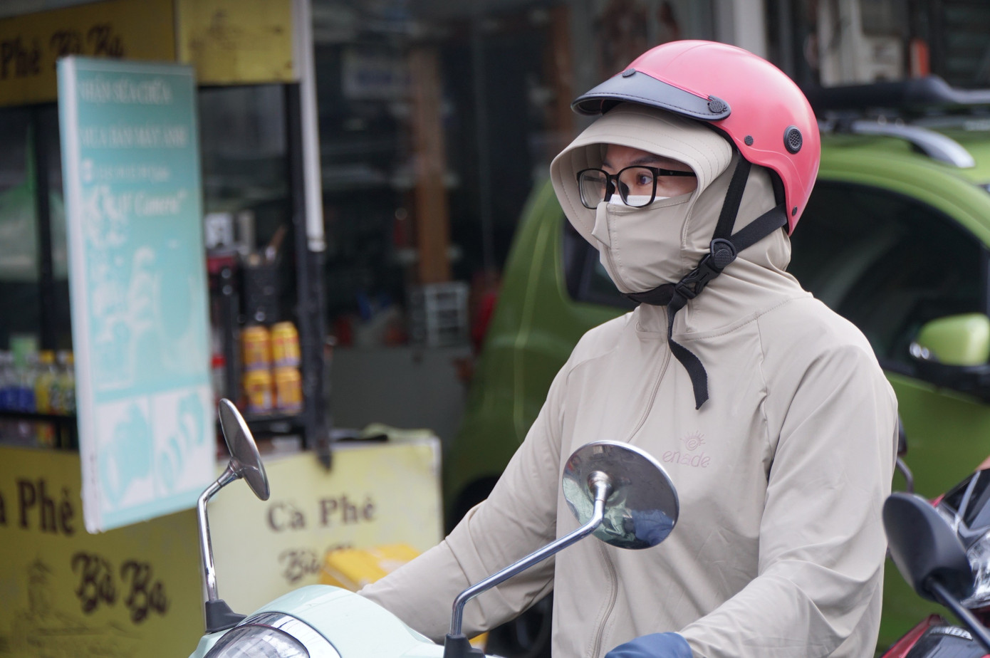 Sương m&ugrave; phủ TPHCM, nhiều t&ograve;a nh&agrave; cao tầng mờ ảo trong m&agrave;n sương- Ảnh 8.