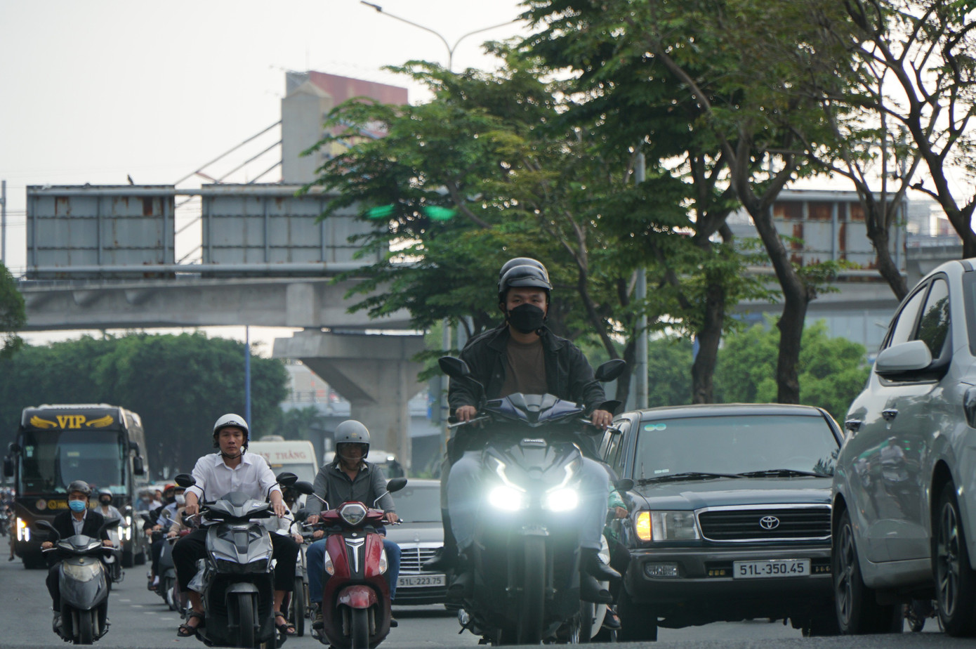 Sương m&ugrave; phủ TPHCM, nhiều t&ograve;a nh&agrave; cao tầng mờ ảo trong m&agrave;n sương- Ảnh 7.