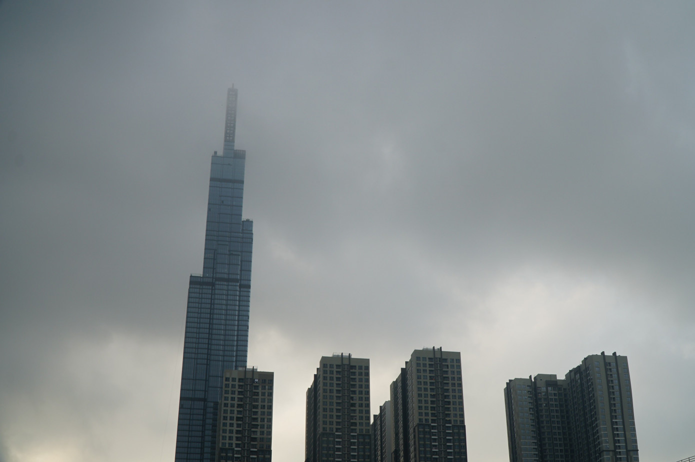 Sương m&ugrave; phủ TPHCM, nhiều t&ograve;a nh&agrave; cao tầng mờ ảo trong m&agrave;n sương- Ảnh 4.