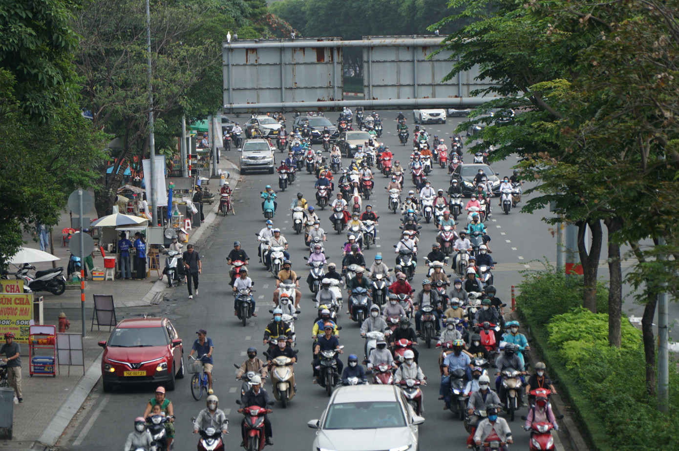 Sương m&ugrave; phủ TPHCM, nhiều t&ograve;a nh&agrave; cao tầng mờ ảo trong m&agrave;n sương- Ảnh 3.
