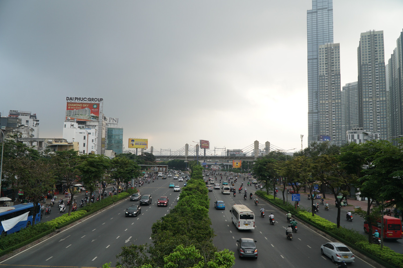 Sương m&ugrave; phủ TPHCM, nhiều t&ograve;a nh&agrave; cao tầng mờ ảo trong m&agrave;n sương- Ảnh 1.