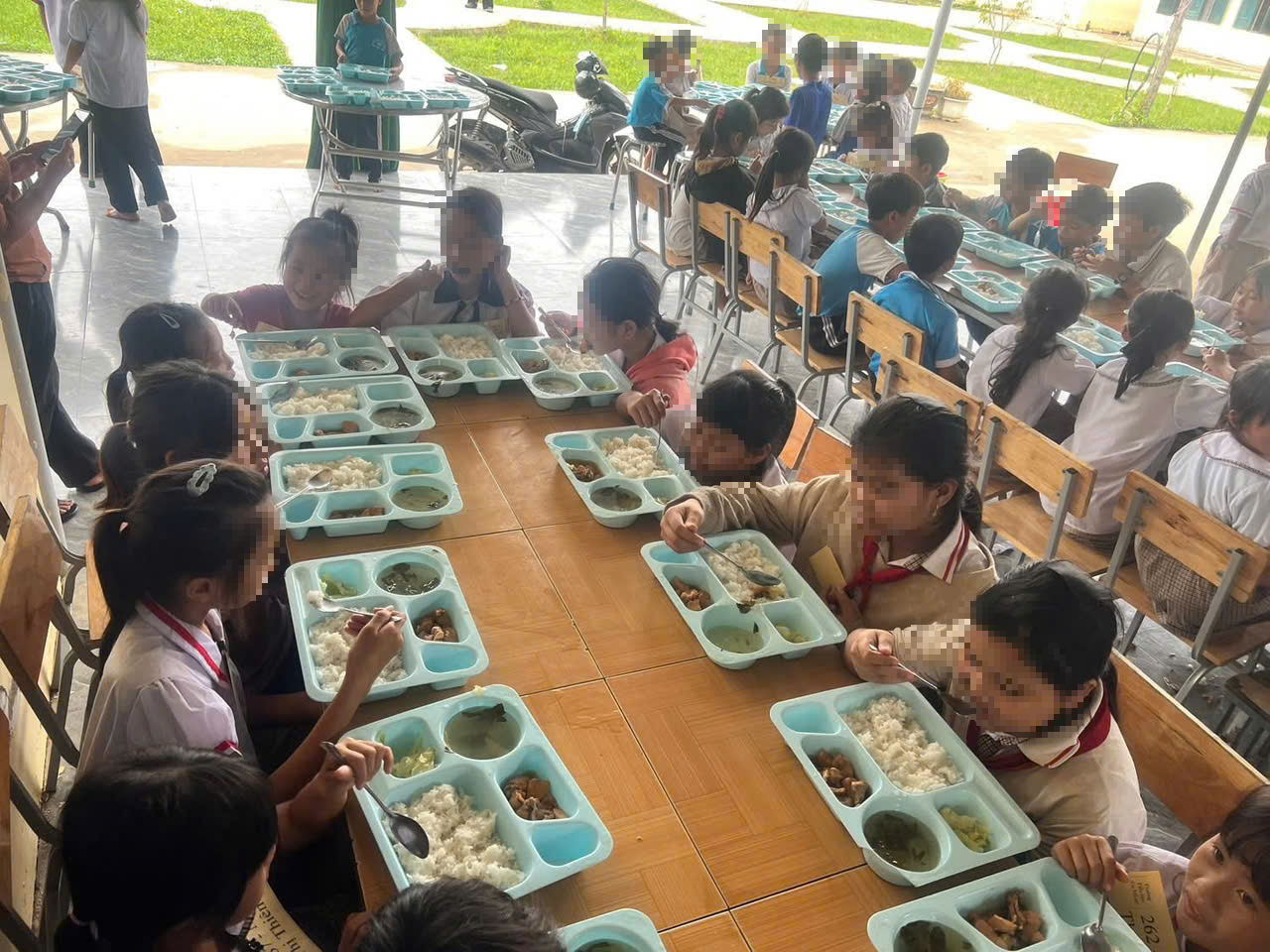 Hơn 1.400 học sinh chưa nhận tiền hỗ trợ từ dự &aacute;n "Nu&ocirc;i em", nhiều trường lo lắng- Ảnh 1.