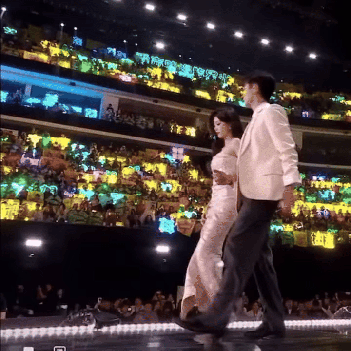 "Mỹ nữ đẹp nhất 2025" ng&atilde; nh&agrave;o h&uacute; v&iacute;a tr&ecirc;n s&acirc;n khấu, ai d&egrave; được 70 triệu người cầu xin "h&atilde;y ng&atilde; v&agrave;o l&ograve;ng anh"- Ảnh 2.