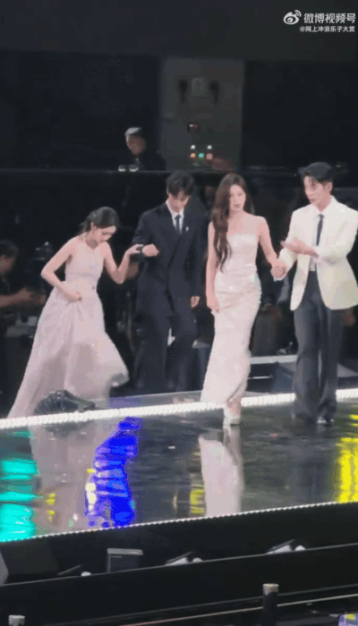 "Mỹ nữ đẹp nhất 2025" ng&atilde; nh&agrave;o h&uacute; v&iacute;a tr&ecirc;n s&acirc;n khấu, ai d&egrave; được 70 triệu người cầu xin "h&atilde;y ng&atilde; v&agrave;o l&ograve;ng anh"- Ảnh 1.