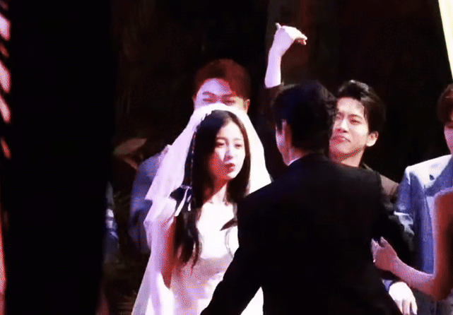 Đ&aacute;m cưới đang viral khắp Trung Quốc: C&ocirc; d&acirc;u xinh y&ecirc;u như c&ocirc;ng ch&uacute;a, ch&uacute; rể đẹp trai nhất tr&ecirc;n đời- Ảnh 2.