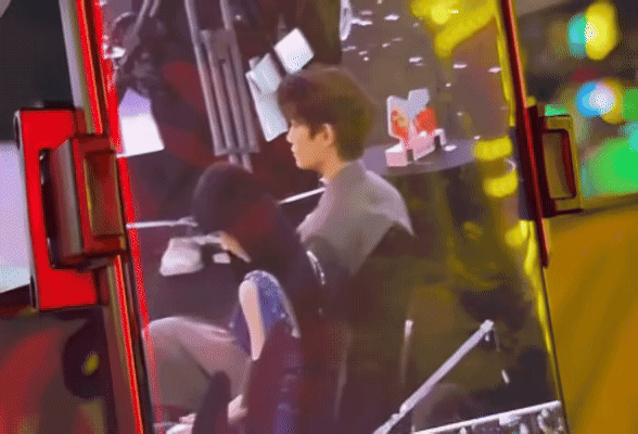 "Mỹ nữ đẹp nhất 2025" ng&atilde; nh&agrave;o h&uacute; v&iacute;a tr&ecirc;n s&acirc;n khấu, ai d&egrave; được 70 triệu người cầu xin "h&atilde;y ng&atilde; v&agrave;o l&ograve;ng anh"- Ảnh 3.