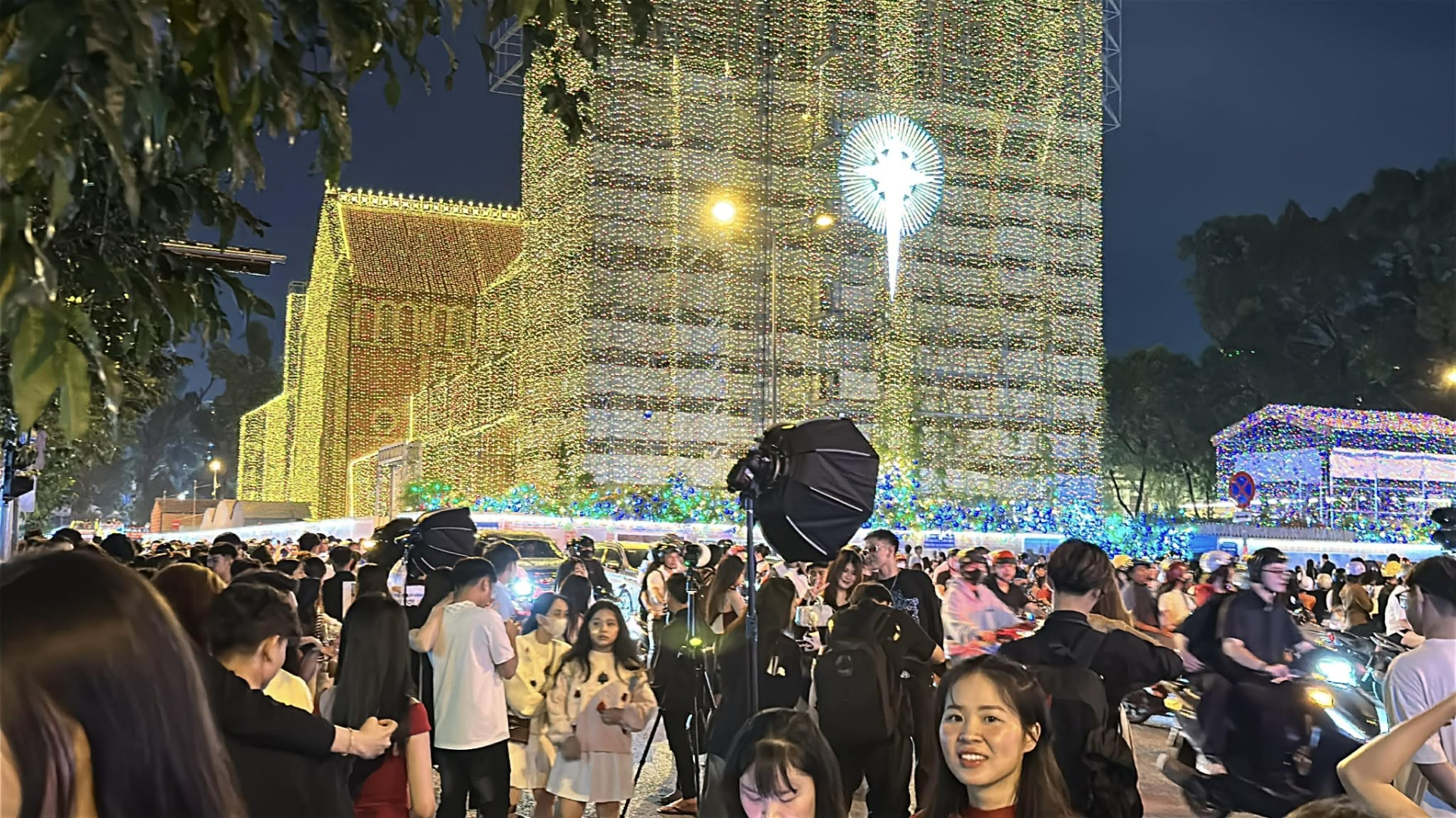 11 giờ đ&ecirc;m: Trung t&acirc;m th&agrave;nh phố biến th&agrave;nh "studio chụp ảnh", giới trẻ mang cả ekip để check-in Noel- Ảnh 1.