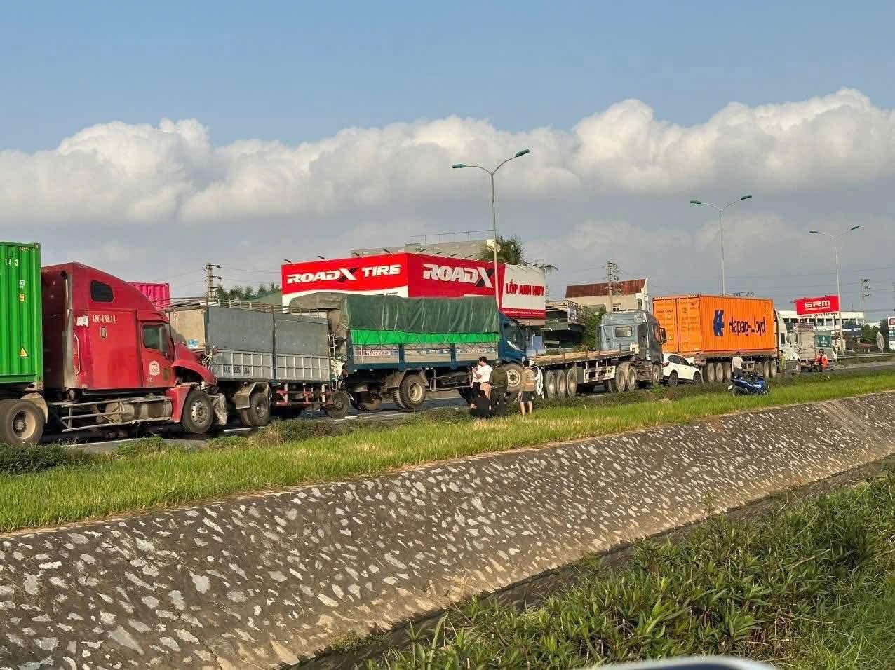 Tai nạn giao th&ocirc;ng li&ecirc;n ho&agrave;n thảm khốc, 3 người thương vong, 7 xe &ocirc; t&ocirc; bị hư hỏng- Ảnh 2.