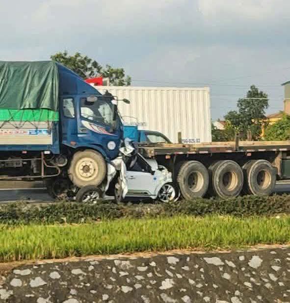 Tai nạn giao th&ocirc;ng li&ecirc;n ho&agrave;n thảm khốc, 3 người thương vong, 7 xe &ocirc; t&ocirc; bị hư hỏng- Ảnh 1.