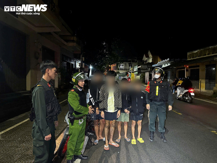 14 thanh thiếu niên mang hung khí ‘diễu phố’ quay clip đăng TikTok- Ảnh 1.