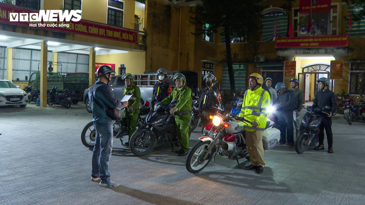 14 thanh thiếu niên mang hung khí ‘diễu phố’ quay clip đăng TikTok- Ảnh 2.