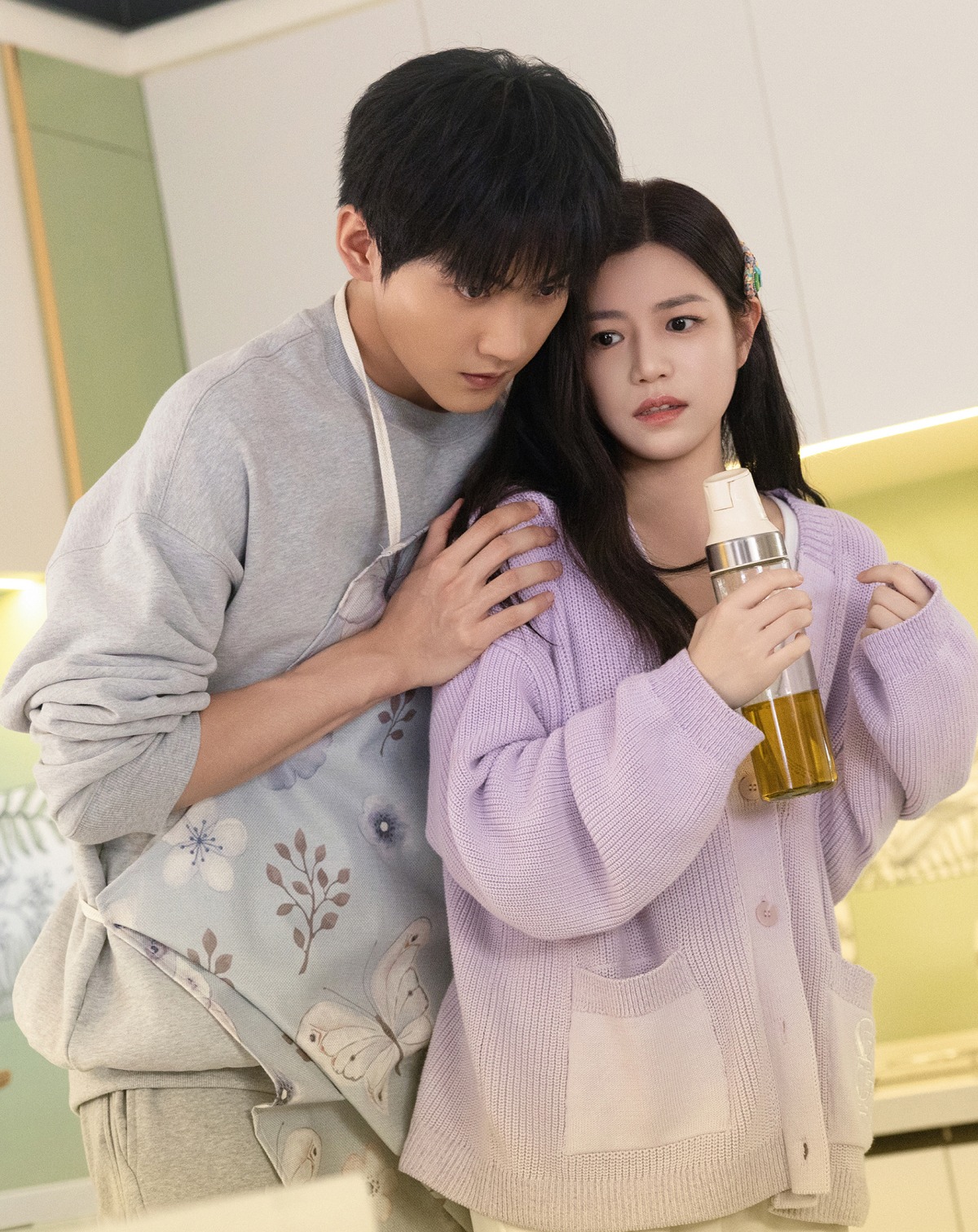 Nữ ch&iacute;nh phim ng&ocirc;n t&igrave;nh 42 tuổi vẫn xinh như b&uacute;p b&ecirc;, mặc đẹp đến nỗi g&aacute;i trẻ phải cắp s&aacute;ch vở 