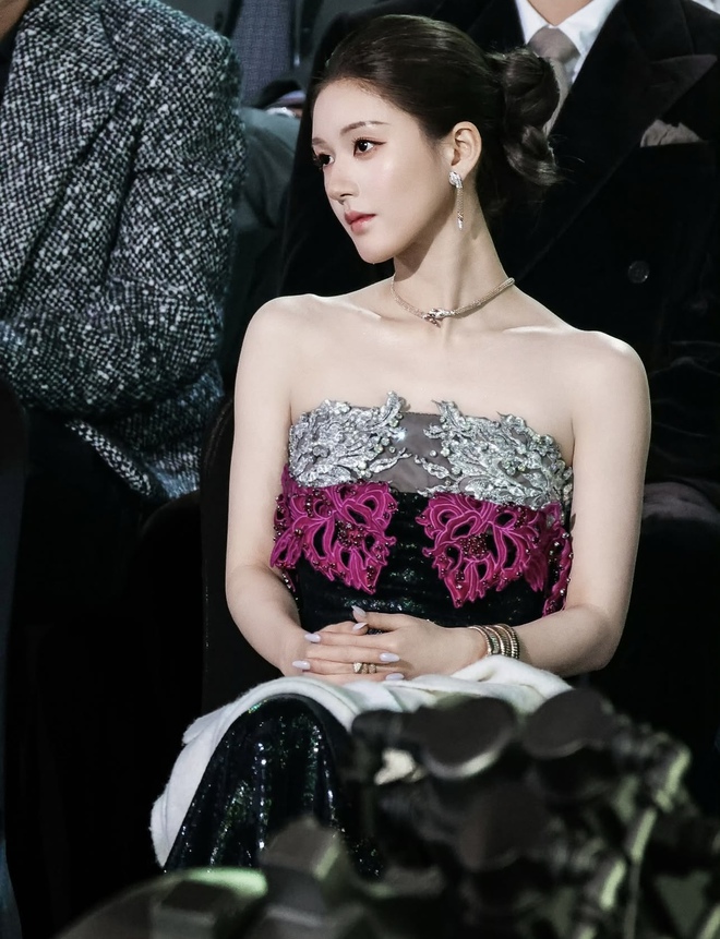 Kh&ocirc;ng ai b&ecirc;nh được Triệu Lộ Tư: Cố tới đ&acirc;u vẫn mờ nhạt trước 1 mỹ nh&acirc;n?- Ảnh 9.