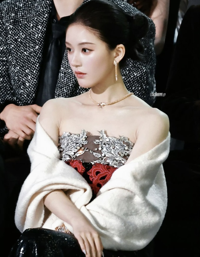 Kh&ocirc;ng ai b&ecirc;nh được Triệu Lộ Tư: Cố tới đ&acirc;u vẫn mờ nhạt trước 1 mỹ nh&acirc;n?- Ảnh 7.