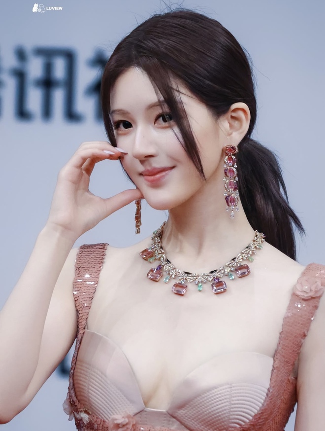 Kh&ocirc;ng ai b&ecirc;nh được Triệu Lộ Tư: Cố tới đ&acirc;u vẫn mờ nhạt trước 1 mỹ nh&acirc;n?- Ảnh 13.