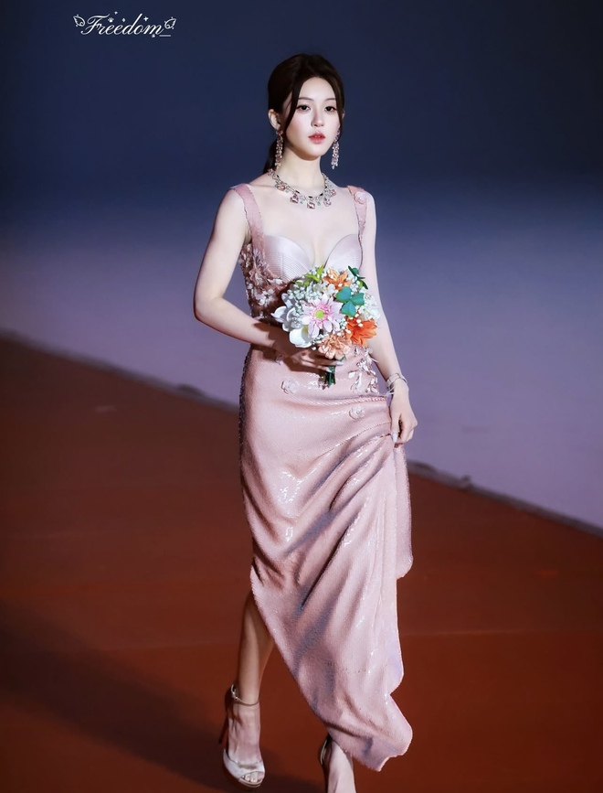 Kh&ocirc;ng ai b&ecirc;nh được Triệu Lộ Tư: Cố tới đ&acirc;u vẫn mờ nhạt trước 1 mỹ nh&acirc;n?- Ảnh 12.