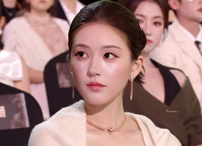 Kh&ocirc;ng ai b&ecirc;nh được Triệu Lộ Tư: Cố tới đ&acirc;u vẫn mờ nhạt trước 1 mỹ nh&acirc;n?- Ảnh 2.