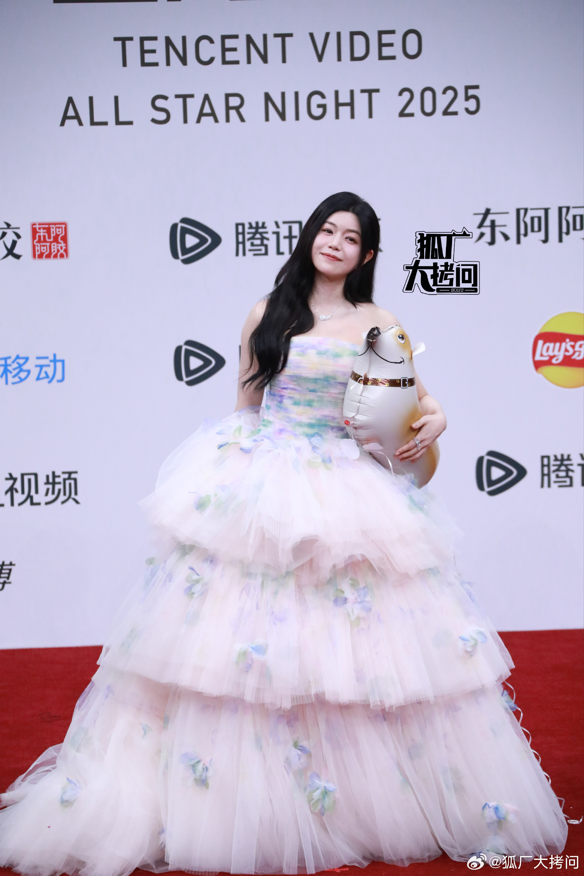 Trần đời chỉ c&oacute; Trần Nghi&ecirc;n Hy: 42 tuổi vẫn c&acirc;n đẹp style c&ocirc;ng ch&uacute;a v&agrave; "trai ngoan" k&eacute;m 19 tuổi- Ảnh 2.