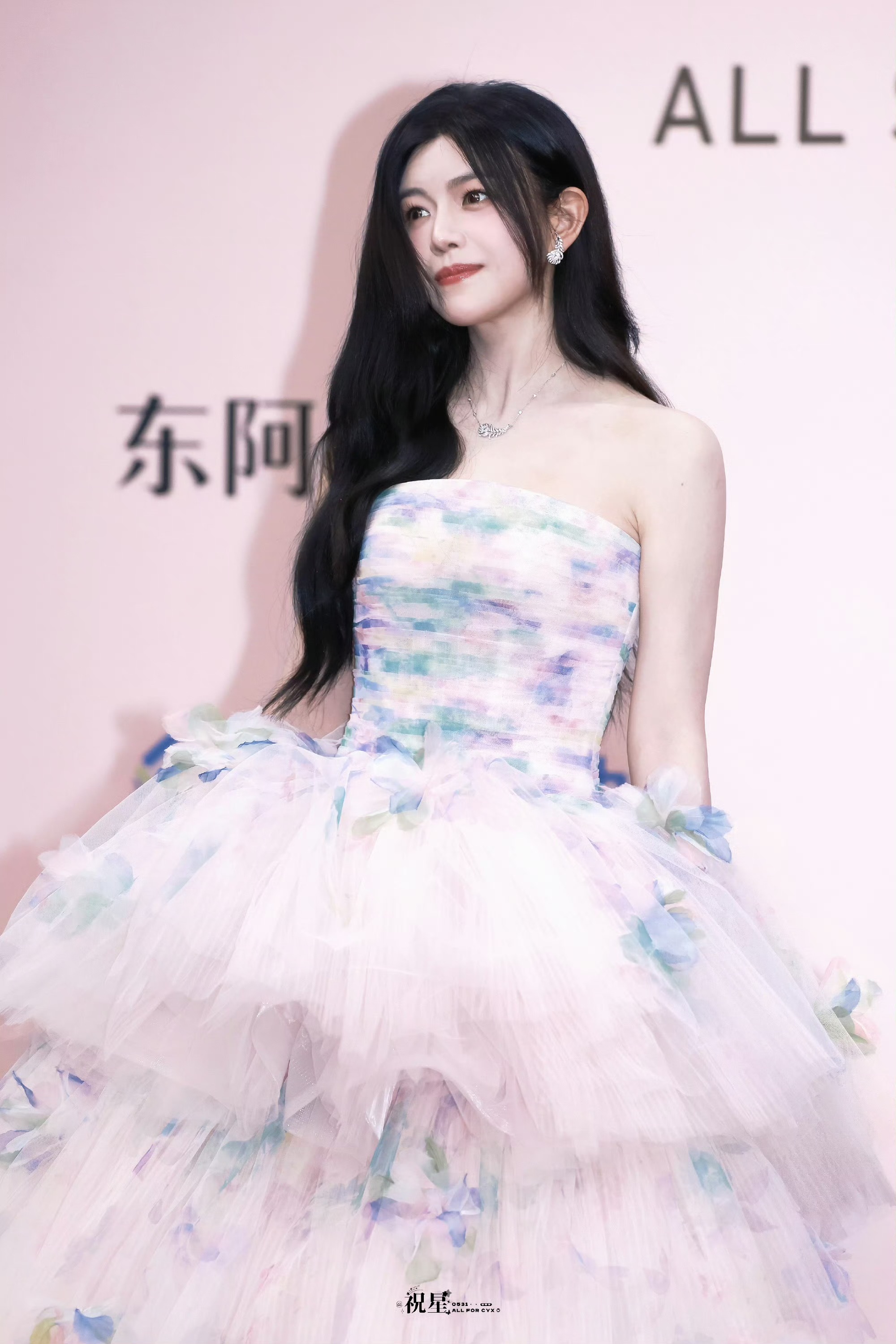 Trần đời chỉ c&oacute; Trần Nghi&ecirc;n Hy: 42 tuổi vẫn c&acirc;n đẹp style c&ocirc;ng ch&uacute;a v&agrave; "trai ngoan" k&eacute;m 19 tuổi- Ảnh 1.