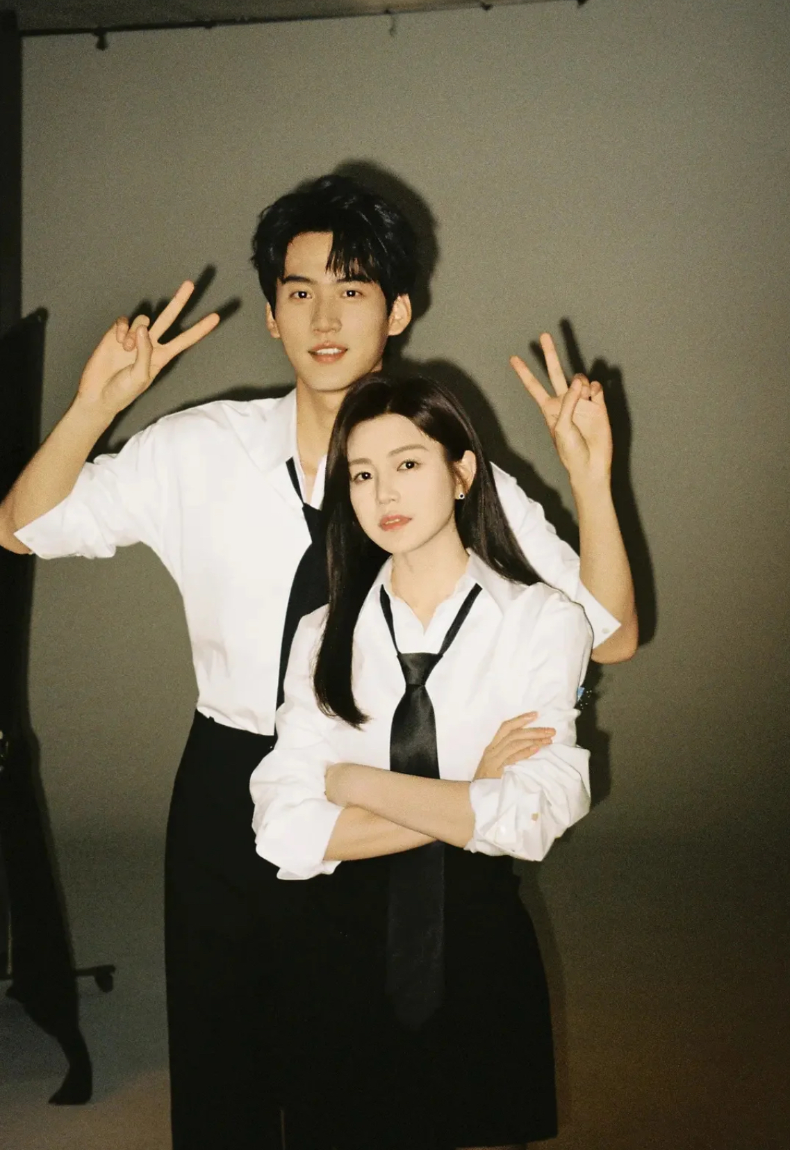 Trần đời chỉ c&oacute; Trần Nghi&ecirc;n Hy: 42 tuổi vẫn c&acirc;n đẹp style c&ocirc;ng ch&uacute;a v&agrave; "trai ngoan" k&eacute;m 19 tuổi- Ảnh 10.