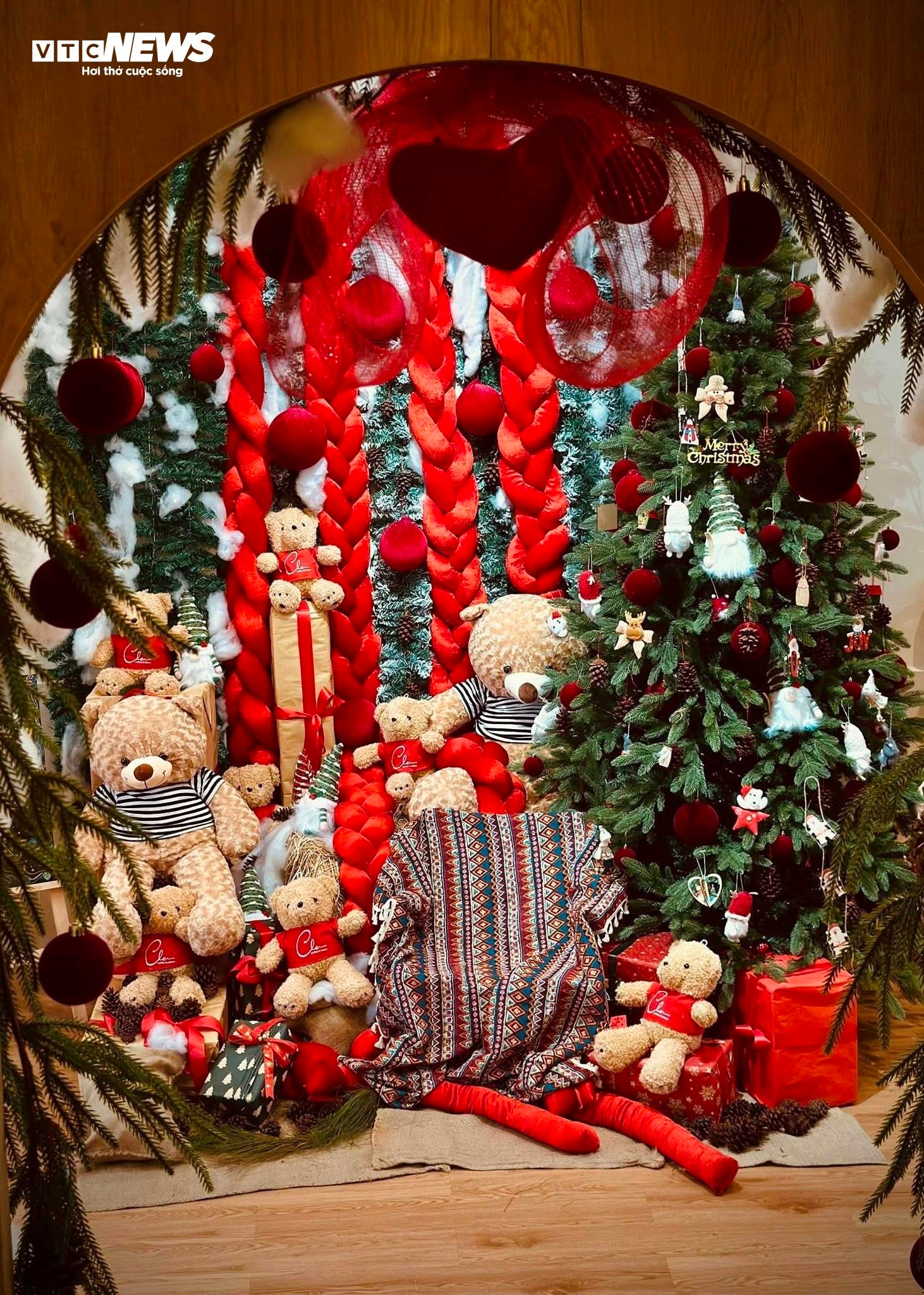 H&agrave;ng qu&aacute;n ở TP.HCM rực rỡ kh&ocirc;ng kh&iacute; Gi&aacute;ng sinh, giới trẻ đua nhau check-in- Ảnh 3.