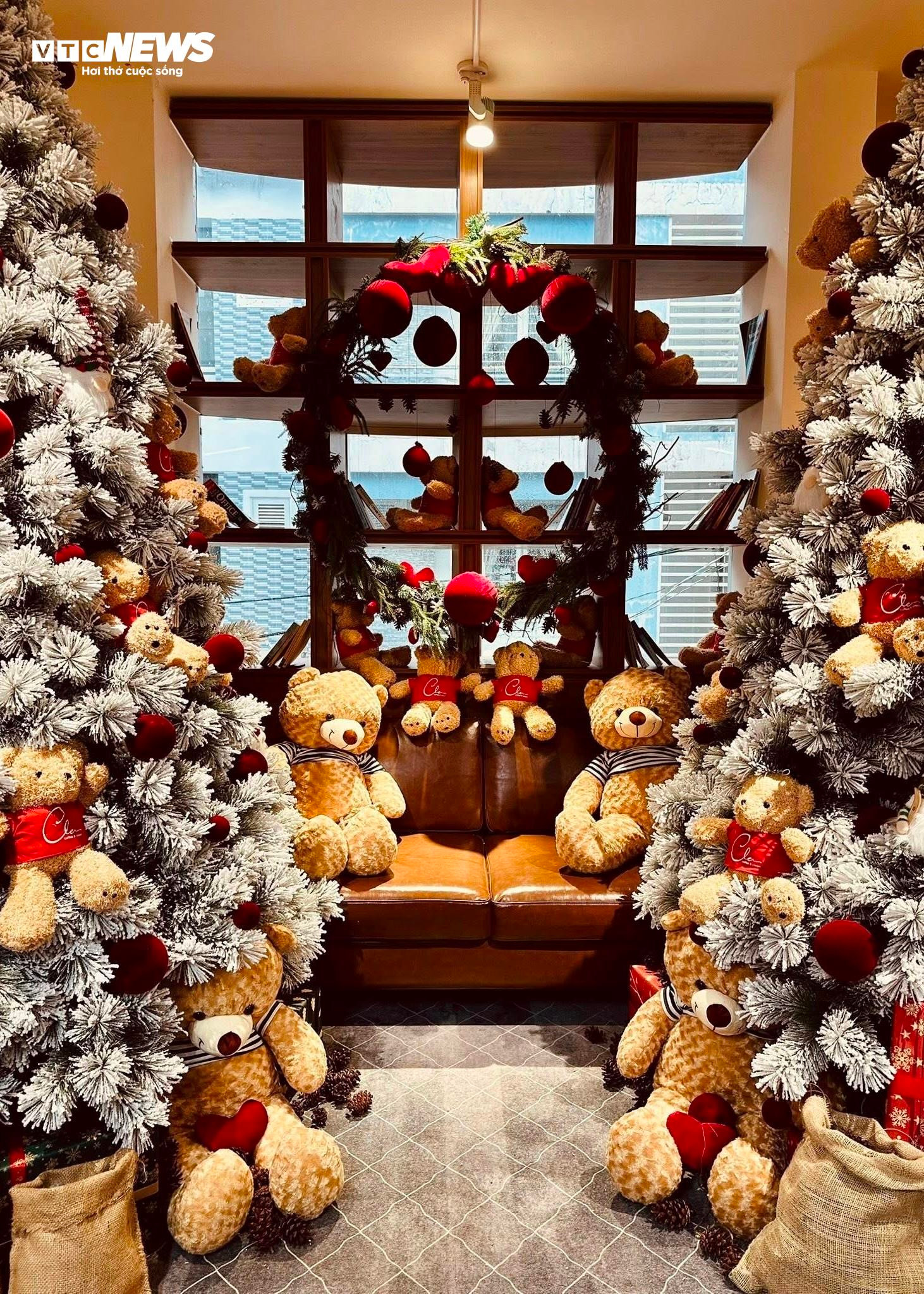 H&agrave;ng qu&aacute;n ở TP.HCM rực rỡ kh&ocirc;ng kh&iacute; Gi&aacute;ng sinh, giới trẻ đua nhau check-in- Ảnh 2.