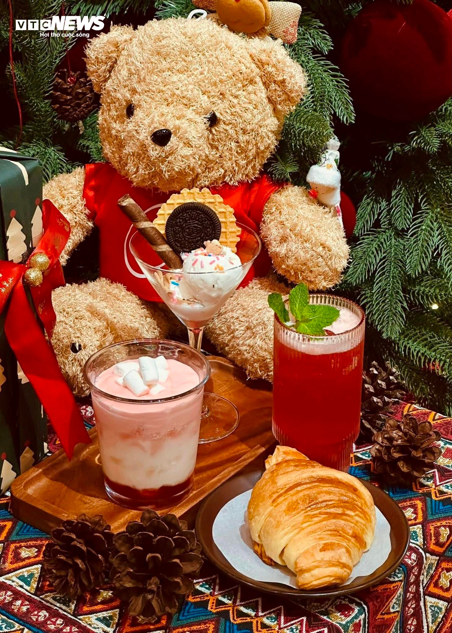 H&agrave;ng qu&aacute;n ở TP.HCM rực rỡ kh&ocirc;ng kh&iacute; Gi&aacute;ng sinh, giới trẻ đua nhau check-in- Ảnh 6.