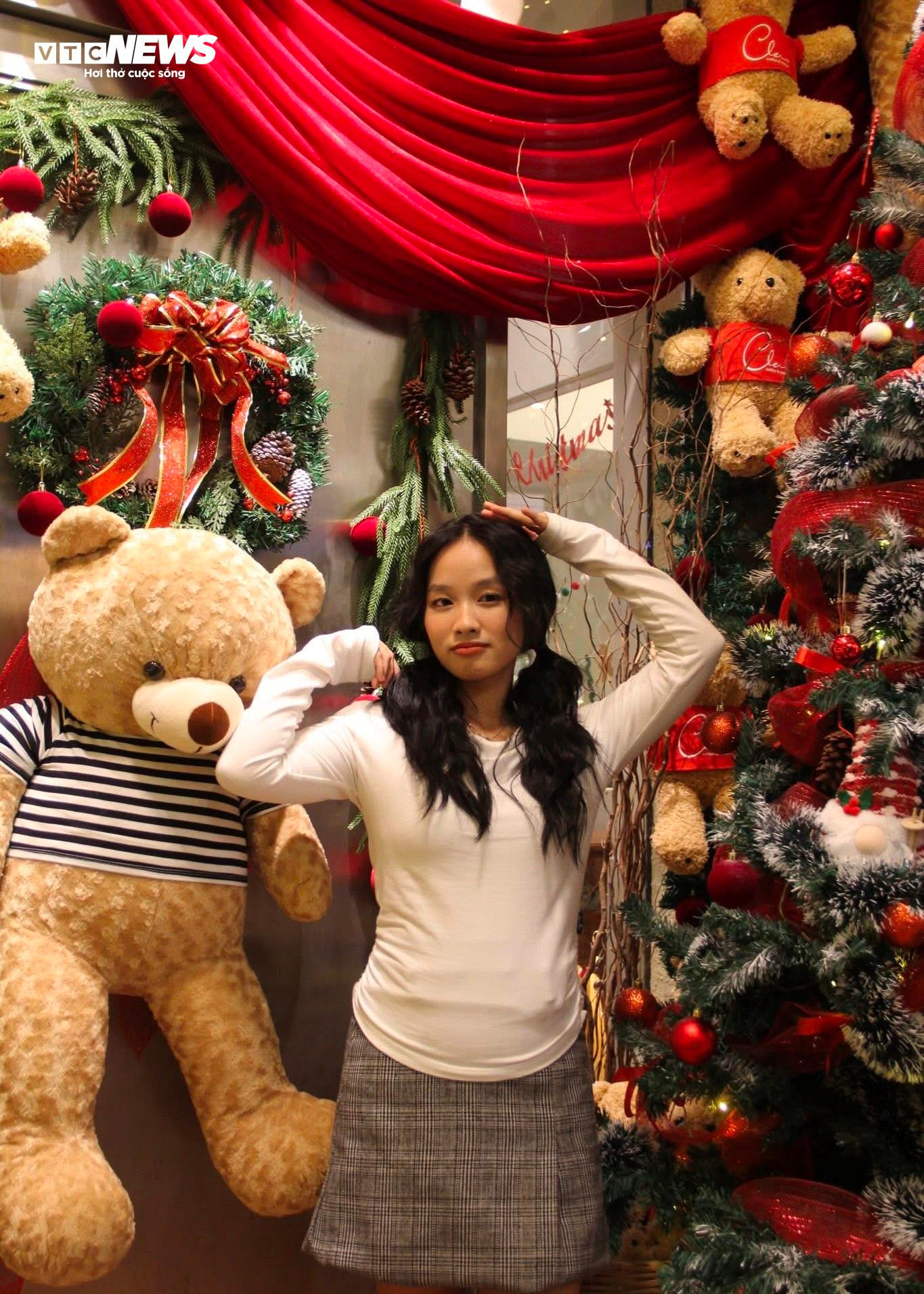 H&agrave;ng qu&aacute;n ở TP.HCM rực rỡ kh&ocirc;ng kh&iacute; Gi&aacute;ng sinh, giới trẻ đua nhau check-in- Ảnh 5.