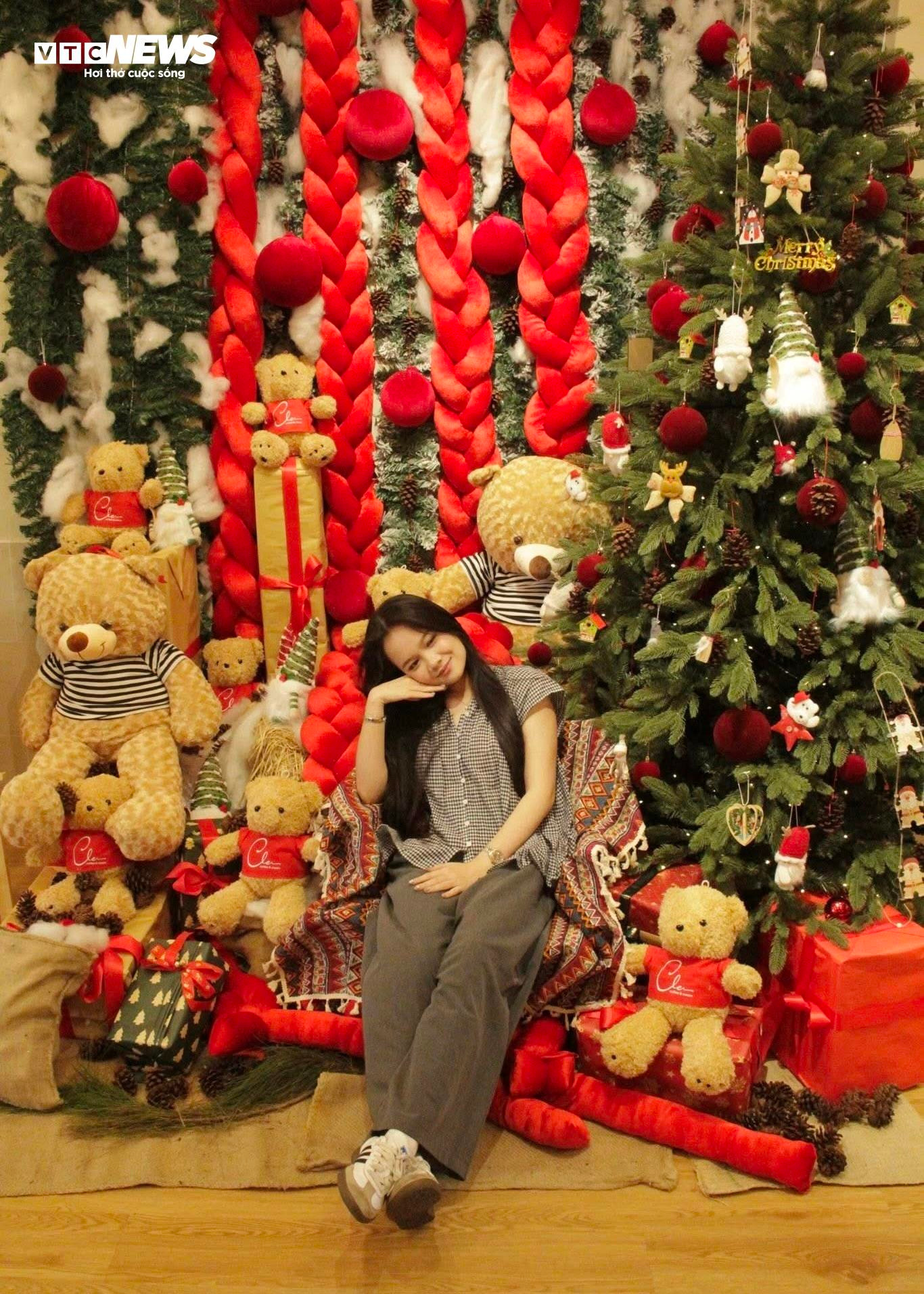 H&agrave;ng qu&aacute;n ở TP.HCM rực rỡ kh&ocirc;ng kh&iacute; Gi&aacute;ng sinh, giới trẻ đua nhau check-in- Ảnh 4.