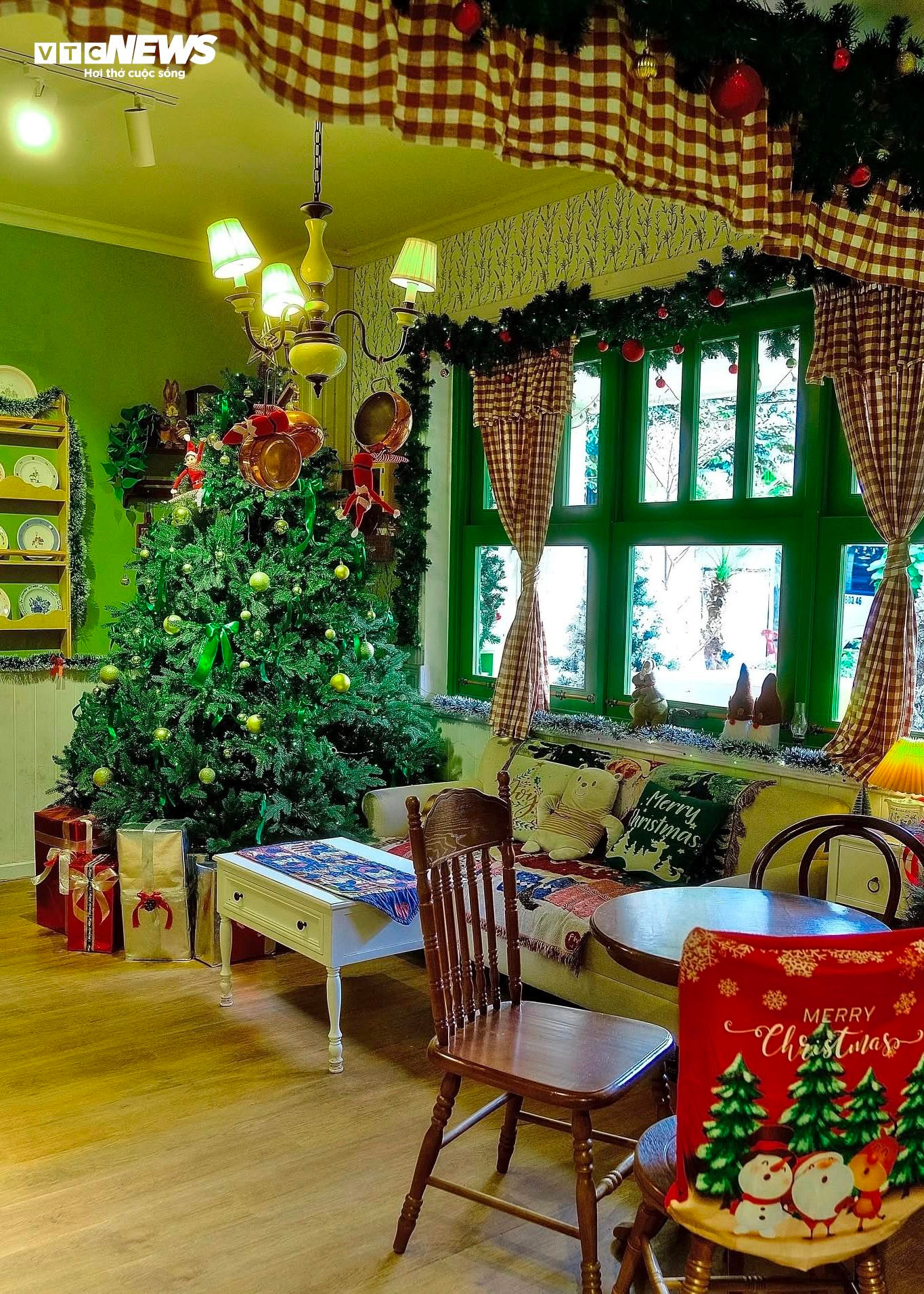 H&agrave;ng qu&aacute;n ở TP.HCM rực rỡ kh&ocirc;ng kh&iacute; Gi&aacute;ng sinh, giới trẻ đua nhau check-in- Ảnh 9.