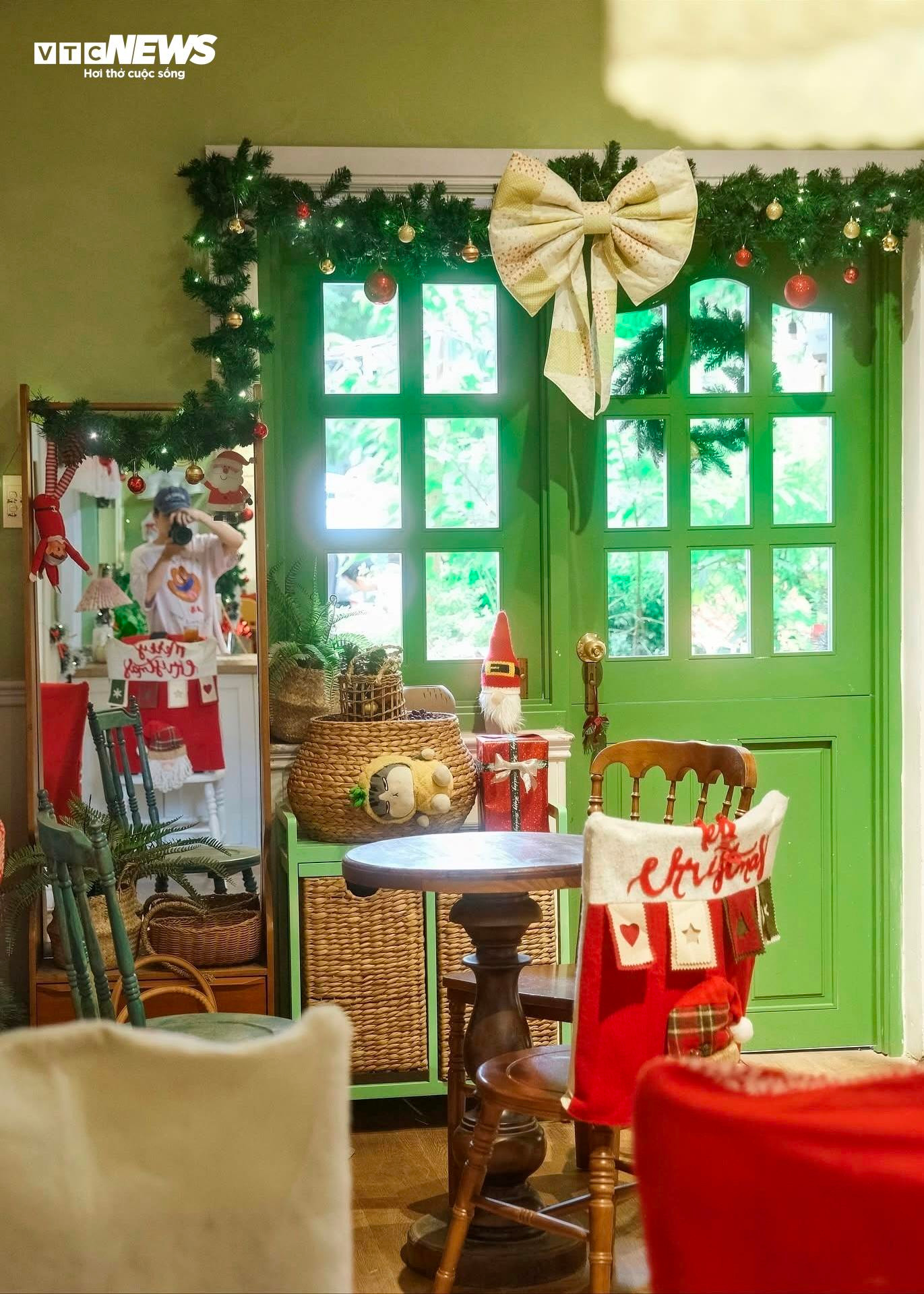 H&agrave;ng qu&aacute;n ở TP.HCM rực rỡ kh&ocirc;ng kh&iacute; Gi&aacute;ng sinh, giới trẻ đua nhau check-in- Ảnh 8.