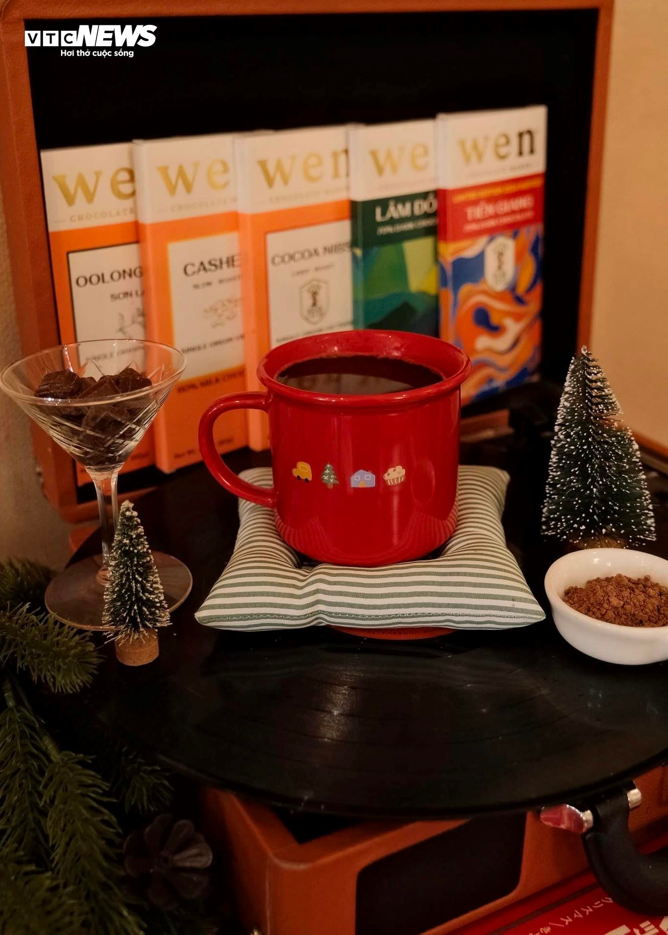 H&agrave;ng qu&aacute;n ở TP.HCM rực rỡ kh&ocirc;ng kh&iacute; Gi&aacute;ng sinh, giới trẻ đua nhau check-in- Ảnh 7.