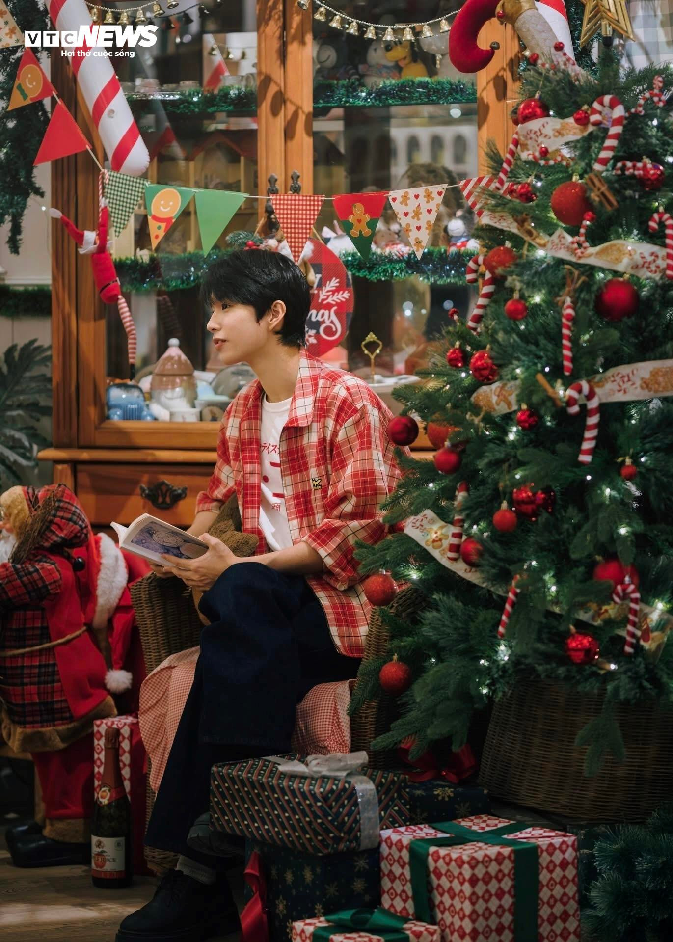 H&agrave;ng qu&aacute;n ở TP.HCM rực rỡ kh&ocirc;ng kh&iacute; Gi&aacute;ng sinh, giới trẻ đua nhau check-in- Ảnh 15.