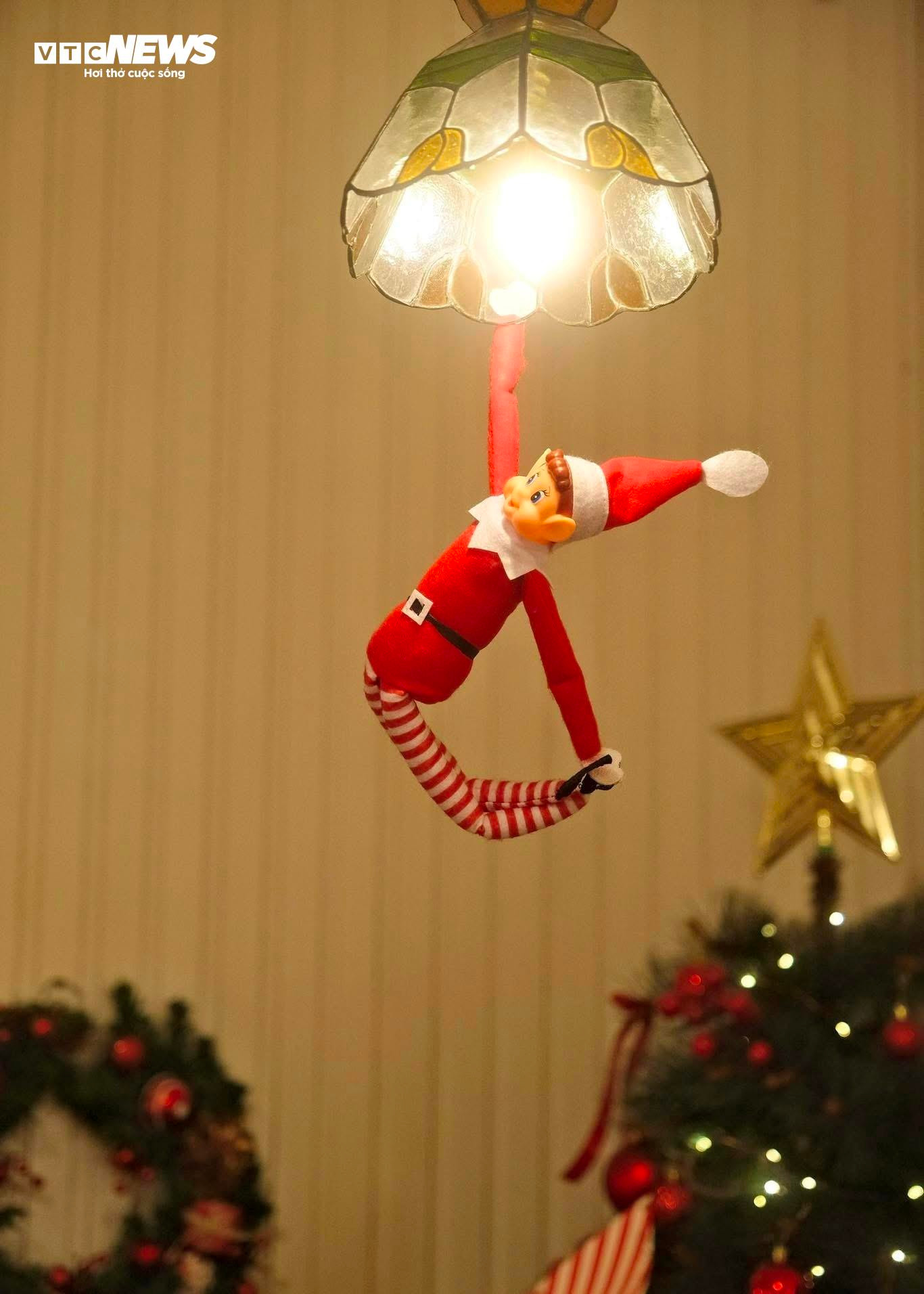 H&agrave;ng qu&aacute;n ở TP.HCM rực rỡ kh&ocirc;ng kh&iacute; Gi&aacute;ng sinh, giới trẻ đua nhau check-in- Ảnh 13.