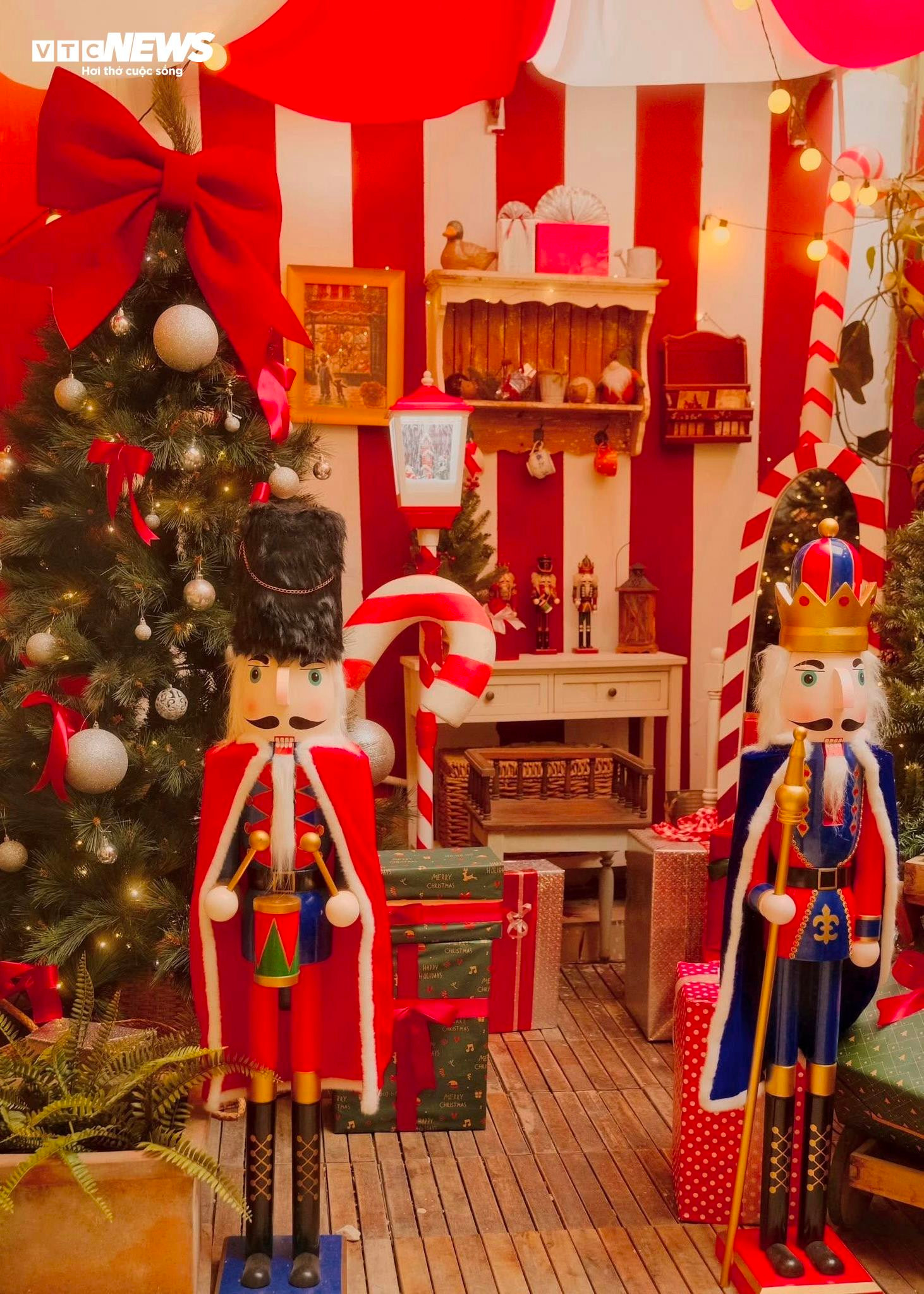 H&agrave;ng qu&aacute;n ở TP.HCM rực rỡ kh&ocirc;ng kh&iacute; Gi&aacute;ng sinh, giới trẻ đua nhau check-in- Ảnh 10.